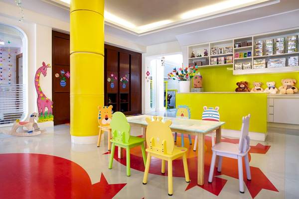 Kinderzimmer im JW Marriott Khao Lak Resort & Spa mit farbenfrohen Möbeln und Tierfiguren.