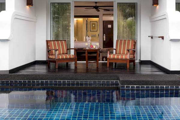 Außenbereich des JW Marriott Khao Lak Resorts mit Sitzmöbeln und Swimmingpool.