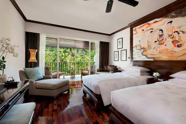 Schlafzimmer im JW Marriott Khao Lak Resort & Spa mit zwei Betten, Balkon und Dekor.