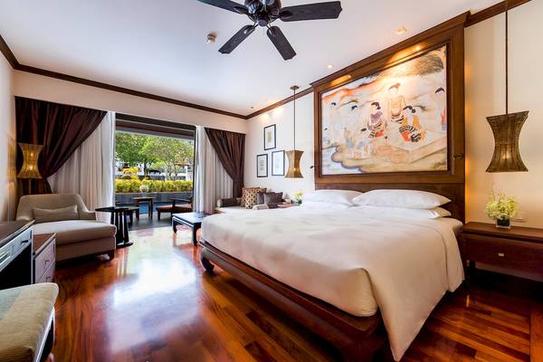Schlafzimmer im JW Marriott Khao Lak Resort mit Doppelbett, Dekor und Aussicht auf den Garten.