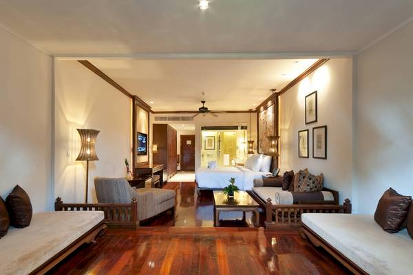 Innenansicht der Suite im JW Marriott Khao Lak Resort mit Wohnzimmer und Schlafzimmerbereich.