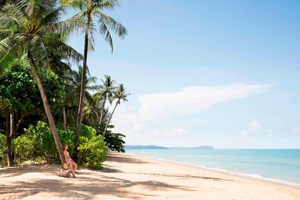 JW Marriott Khao Lak Resort & Spa Strand mit Frau und Palmen