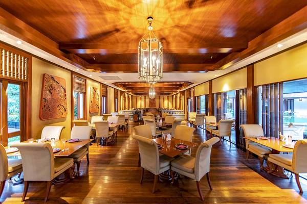 Innenbereich des JW Marriott Khao Lak Resort & Spa Restaurants mit Holzboden und modernen Möbeln.