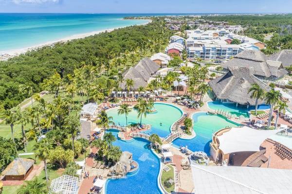 Luftaufnahme des Royalton Hicacos Resort & Spa mit Swimmingpools, Cabanas und Blick auf den Strand