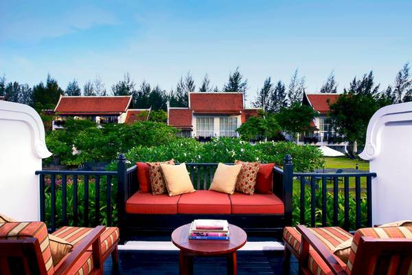 Terrasse des JW Marriott Khao Lak Resorts mit Blick auf traditionelle Gebäude