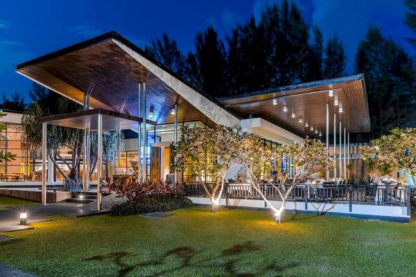 Nachtansicht des JW Marriott Khao Lak Resort & Spa mit beleuchteter Fassade und Außenterrasse
