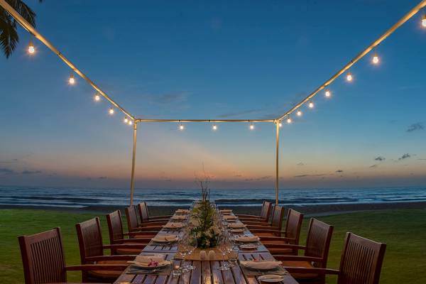 JW Marriott Khao Lak Resort & Spa Strandtisch mit vielen Stühlen und Tischdecken.