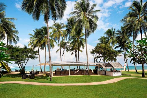 JW Marriott Khao Lak Resort & Spa Strandbar mit Palmen und Meerblick