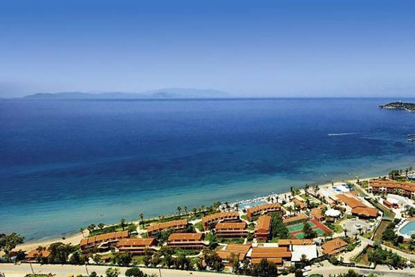 Luftaufnahme des Ephesia Holiday Beach Club Hotels mit Blick auf den Strand und das Meer.