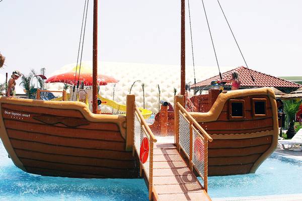 Wasserspiel im Blue Lagoon Resort mit Piratenschiff und Rutschen