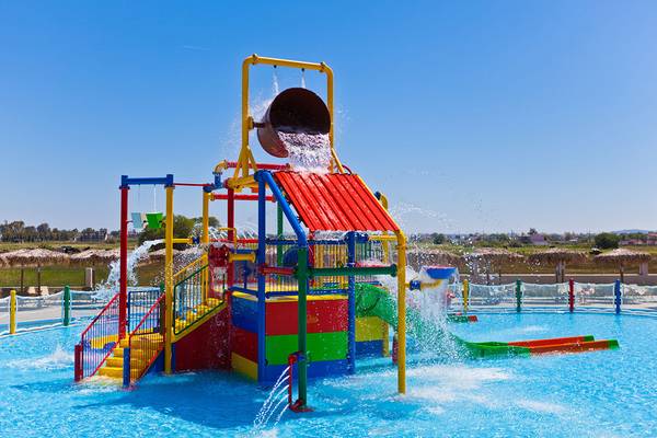 Wasserspielplatz im Blue Lagoon Resort mit bunten Rutschen und Wasserfall
