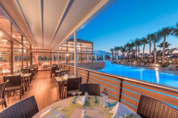 Außenbereich des Blue Lagoon Resorts mit Restaurant und Blick auf den Pool