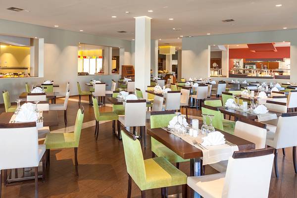 Innenbereich des Restaurants im Blue Lagoon Resort mit gedeckten Tischen und Stühlen.