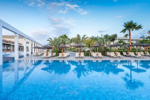 Der Poolbereich des Blue Lagoon Resorts mit Loungeliegen und Sonnenschirmen.