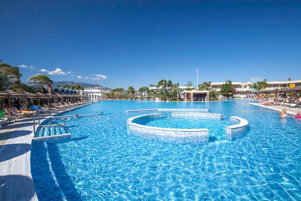 Außenpool des Blue Lagoon Resorts mit vielen Liegestühlen und Sonnenschirmen