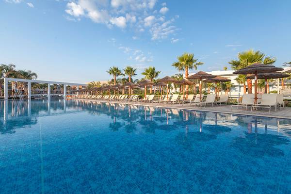 Außenpoolbereich des Blue Lagoon Resorts mit vielen Liegestühlen und Sonnenschirmen.
