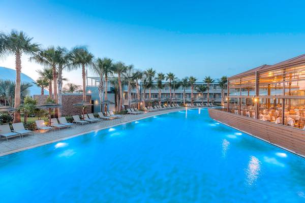 Außenpoolbereich des Blue Lagoon Resorts mit Liegestühlen und Palmen