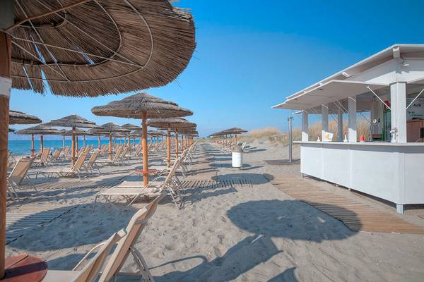 Strand des Blue Lagoon Resorts mit Sonnenschirmen und Bar