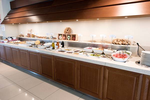 Buffet-Tisch im Blue Lagoon Resort mit verschiedenen Speisen in weißen Schüsseln.