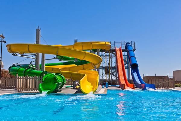 Vier bunte Wasserrutschen am Blue Lagoon Resort.