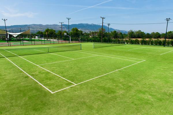Tennisplatz im Blue Lagoon Resort mit grün kunstrasen und weißen linien.
