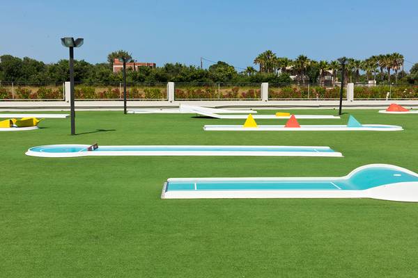 Minigolfplatz im Blue Lagoon Resort mit bunten Zielen und Rasenfläche