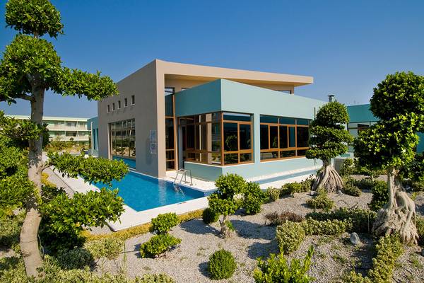 Außenansicht des Blue Lagoon Resorts mit Pool und modernen Gebäuden.