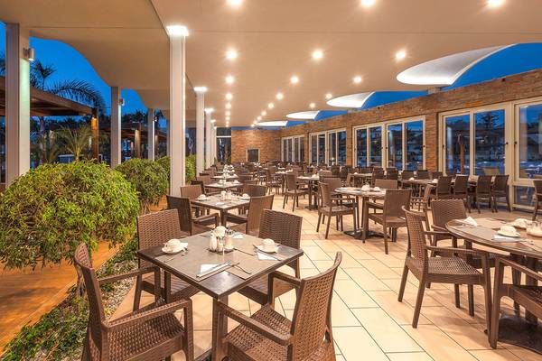 Innenansicht des Restaurants im Blue Lagoon Resort mit vielen Tischen und Stühlen, beleuchtet.