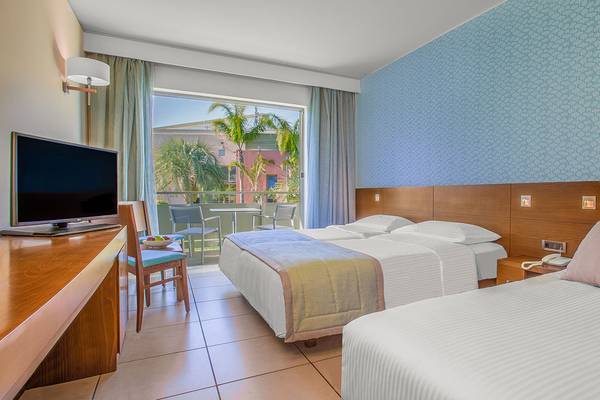 Hotelzimmer im Blue Lagoon Resort mit zwei Betten, Fernseher und Balkon