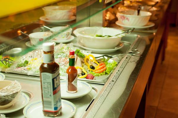 Buffet im Fihalhohi Island Resort mit verschiedenen Salaten, Saucen und Gemüse.