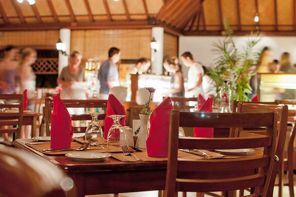 Restauranttisch im Fihalhohi Island Resort mit roten Servietten und Gläsern