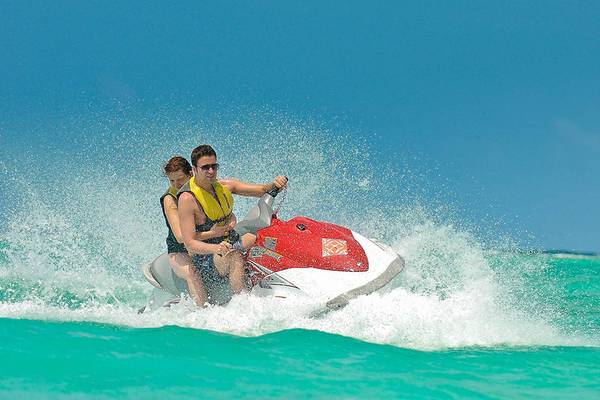 Zwei Leute auf einem Jet Ski im Fihalhohi Island Resort.