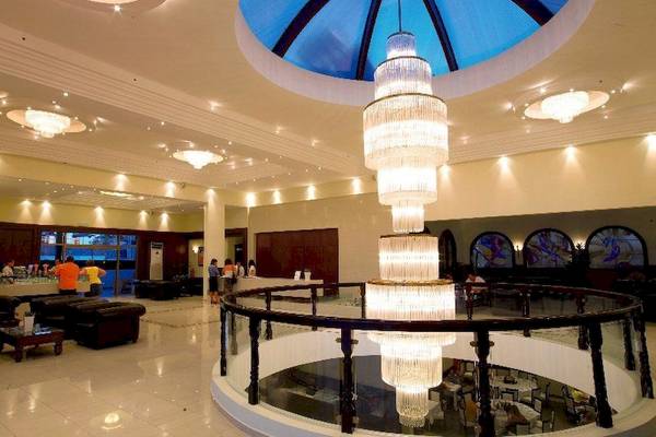 Foyer des Costa Lindia Beach Resort Hotels mit Kristallleuchte und blauer Kuppel