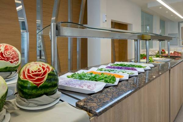 Buffet im Acharavi Beach Hotel mit Wassermelonen Dekoration