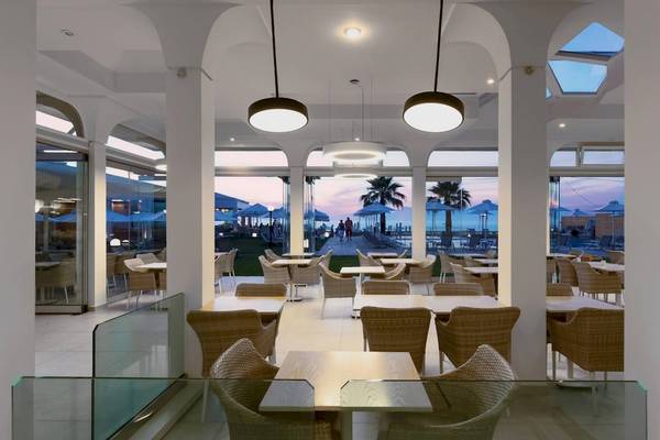 Innenbereich des Acharavi Beach Hotel Restaurants mit Blick auf den Strand und den Himmel