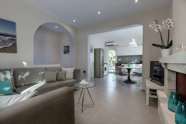 Inneneinrichtung des Wohnzimmers im Acharavi Beach Hotel mit grauen Sofas und Tisch