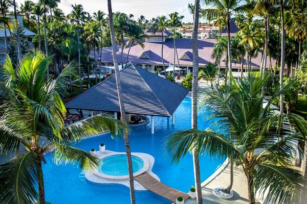 Luftaufnahme des Vista Sol Punta Cana Beach Resort & Spa mit Swimmingpool und Palmen