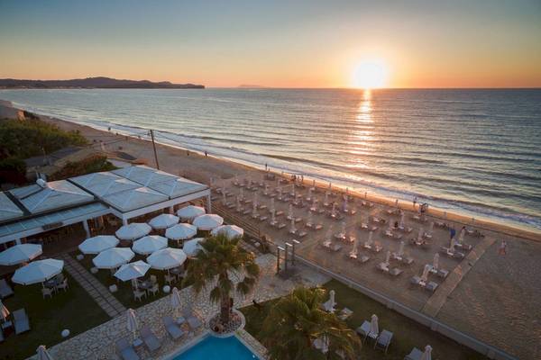 Aerial-Ansicht des Acharavi Beach Hotels mit Sonnenuntergang, Strand und Pool.