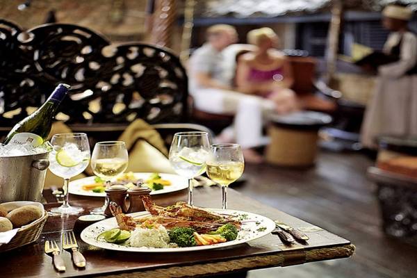Essen auf dem Tisch in der Severin Sea Lodge mit Wein und verschiedenen Gerichten.