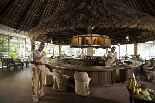 Mitarbeiter der Severin Sea Lodge stehen hinter der Bar und servieren Getränke.