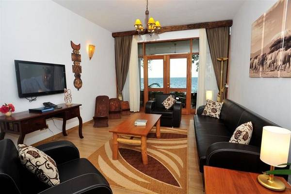 Wohnzimmer der Severin Sea Lodge mit Blick auf das Meer
