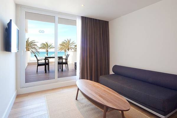 Wohnzimmer des HM Gran Fiesta Hotels mit Blick auf den Balkon und das Meer.