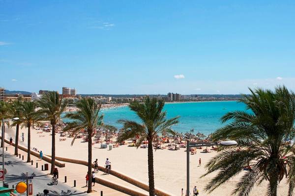 Luftaufnahme des Strandes mit vielen Besuchern, Hotel HM Gran Fiesta im Hintergrund, Mallorca.