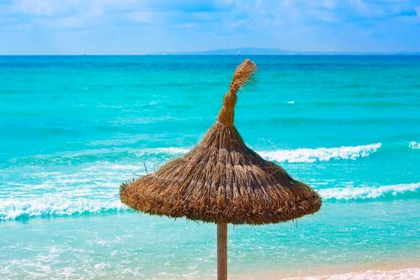 Strandschirm im blauen Meer von HM Gran Fiesta Hotel