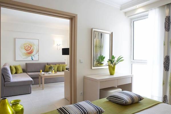 Innenansicht eines Zimmers im Electra Palace Hotel mit grünen Akzenten und Möbeln.