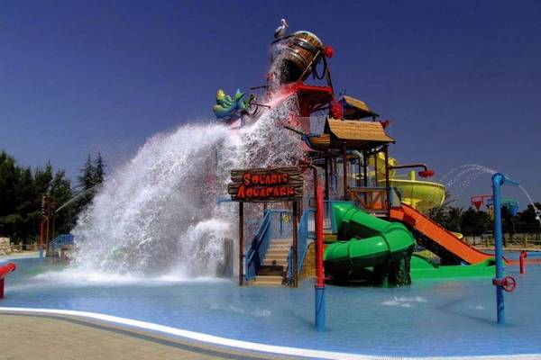 Wasserrutsche im Solaris Aquapark mit großem Wasserfall und bunten Rutschen