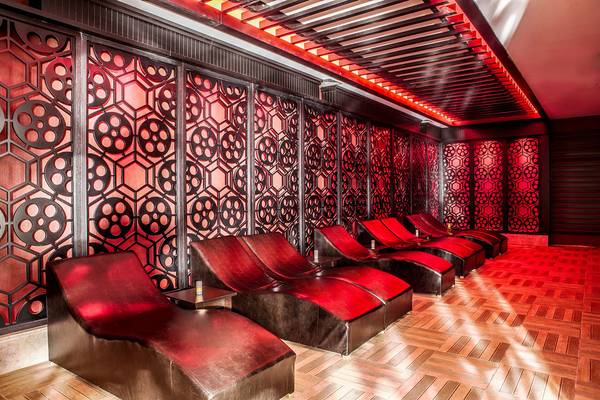 Roter Loungebereich mit Ledersesseln in der Villa Side Residence.