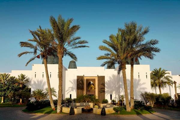 Eingang zum Sofitel Agadir Royal Bay Resort mit zwei Palmen und einer gepflasterten Auffahrt