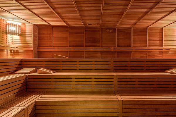 Innenansicht der Sauna in der Villa Side Residence mit Holzwänden und Bänken.
