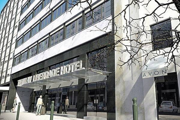 Vorderansicht des Turim AV Liberdade Hotel mit ein paar Gästen und Autos